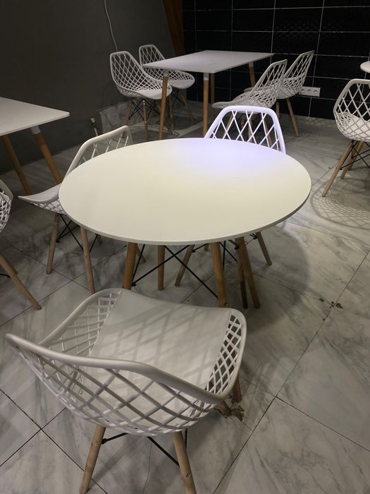 Стол со стульями белые