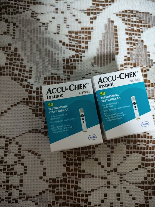 Vând apărat glicemie accu-chek instant nou +100 de teste