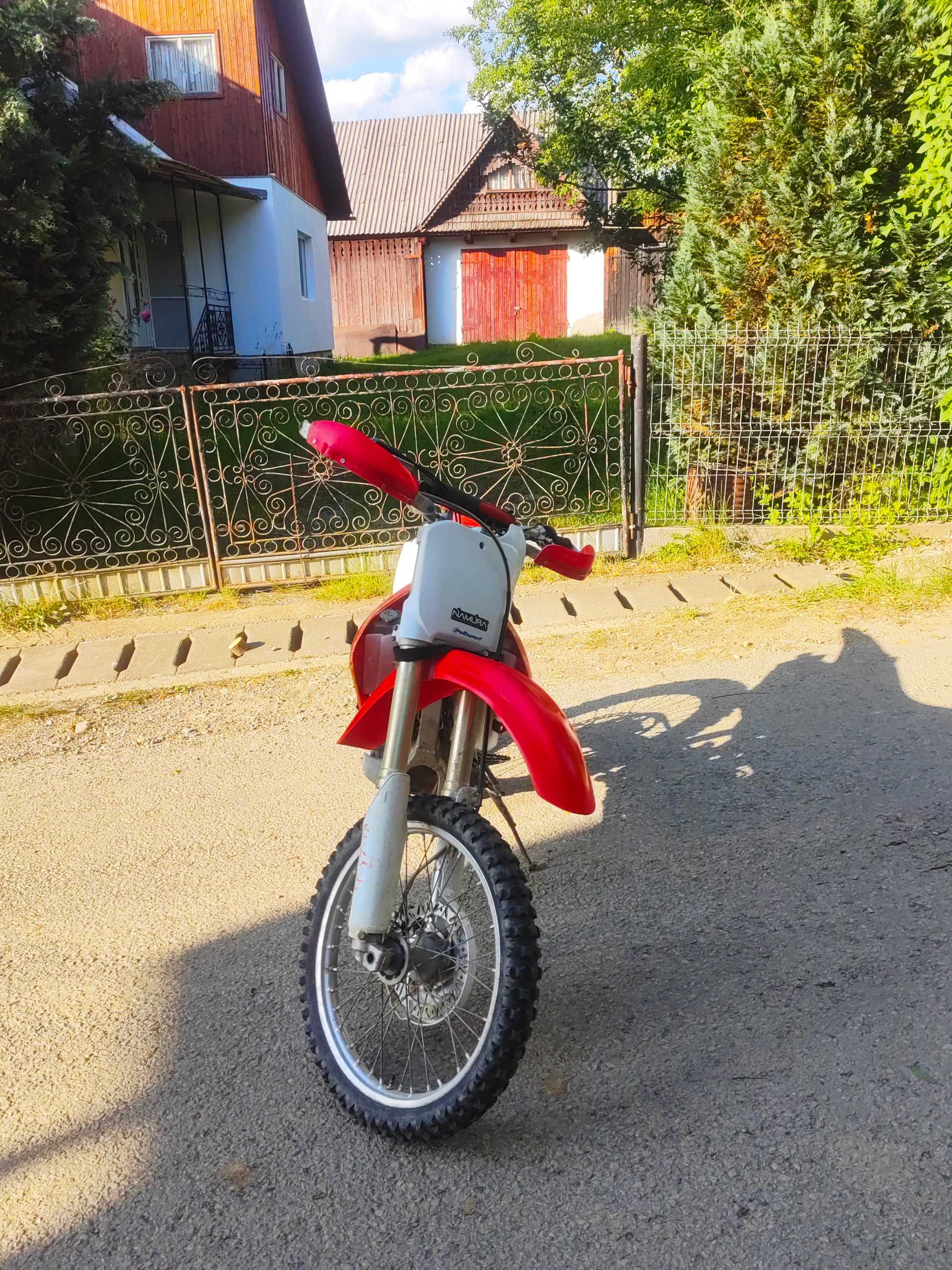 Un Honda CRF 450 curat si   gata de explorat.