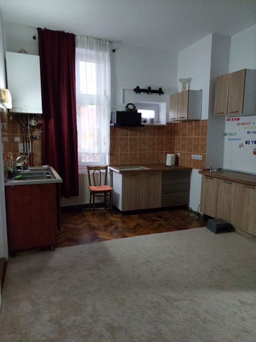 Închiriez apartament la casa, in zona centrală
