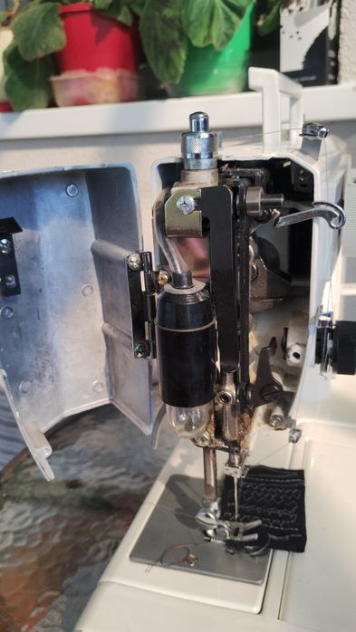 Отлично работеща шевна машина  .