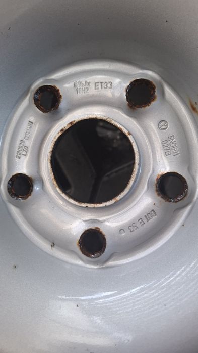 Vând anvelope iarnă  Yokohama 215 65 R16 cu jante tablă Volkswagen  5×