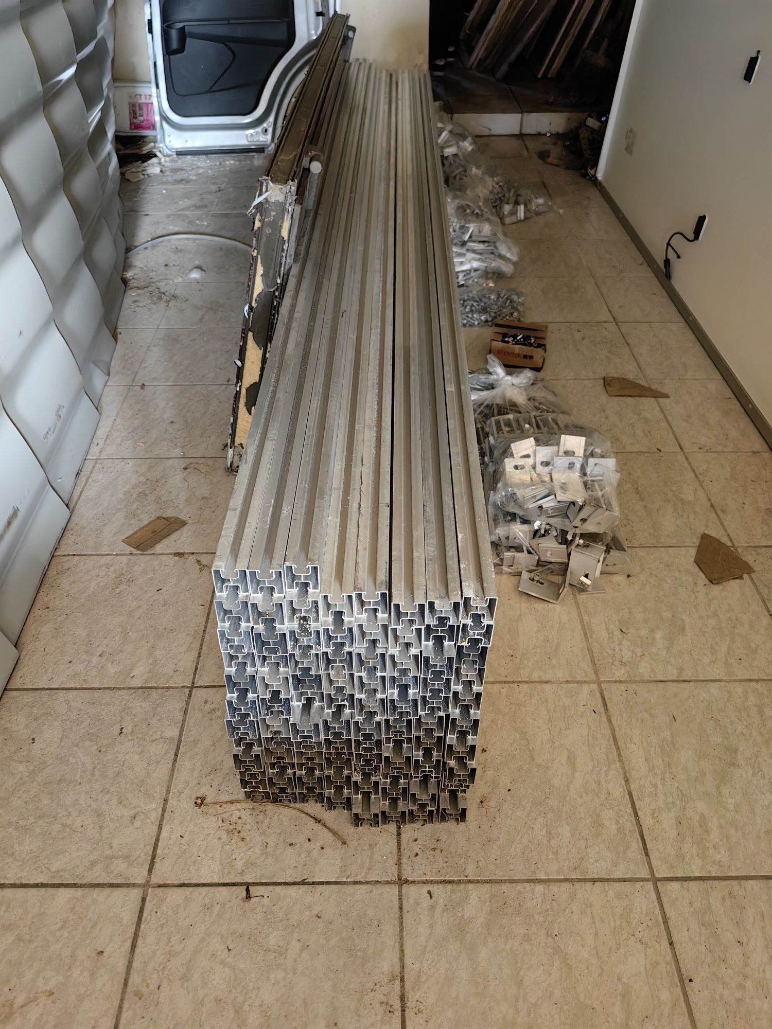 Profile și accesorii pentru prinderea panouri solare pe case