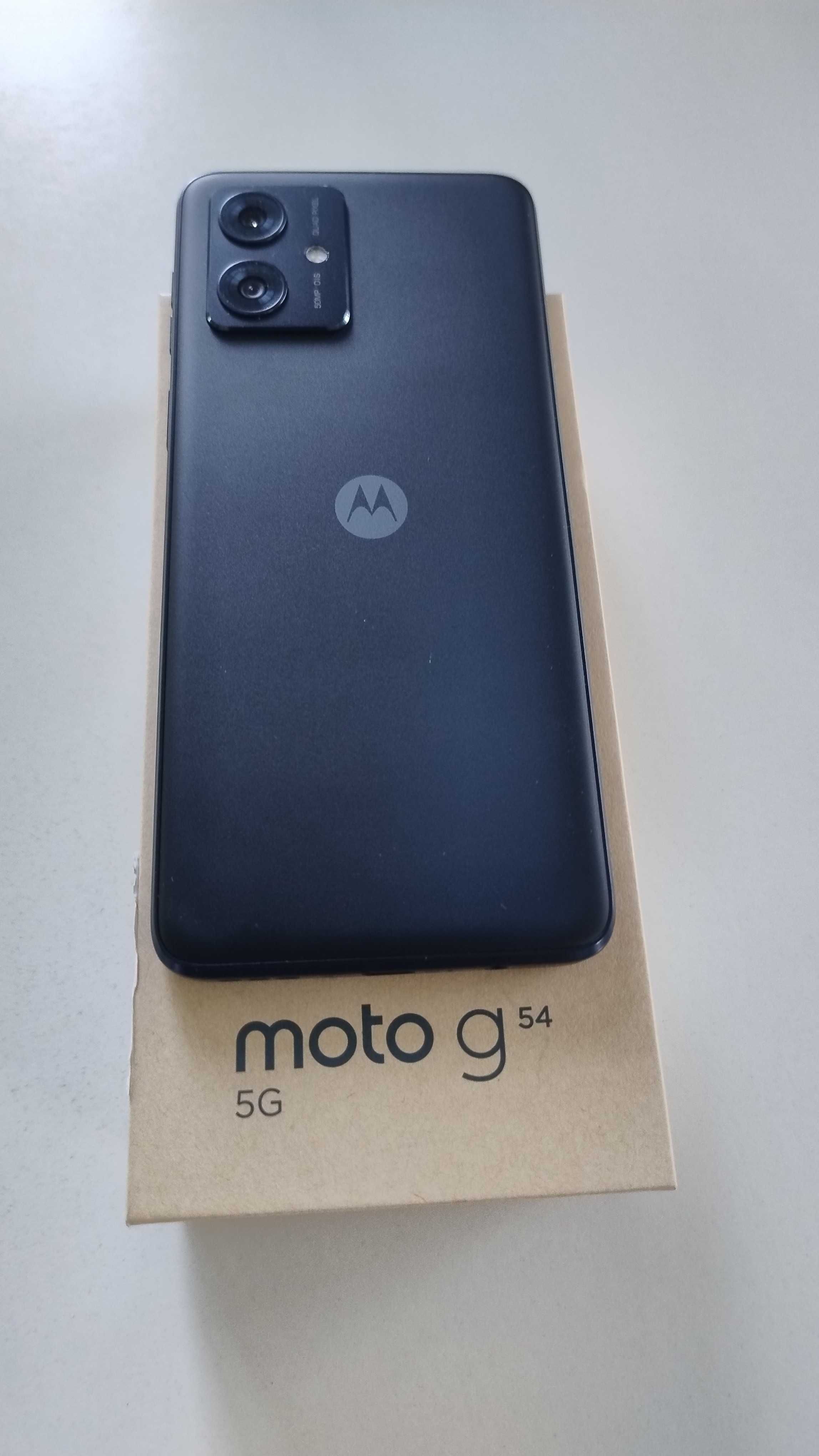 Продавам телефон Motorola G54 5G с 1,5 години гаранция, почти нов