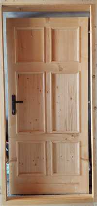 Входна дървена врата