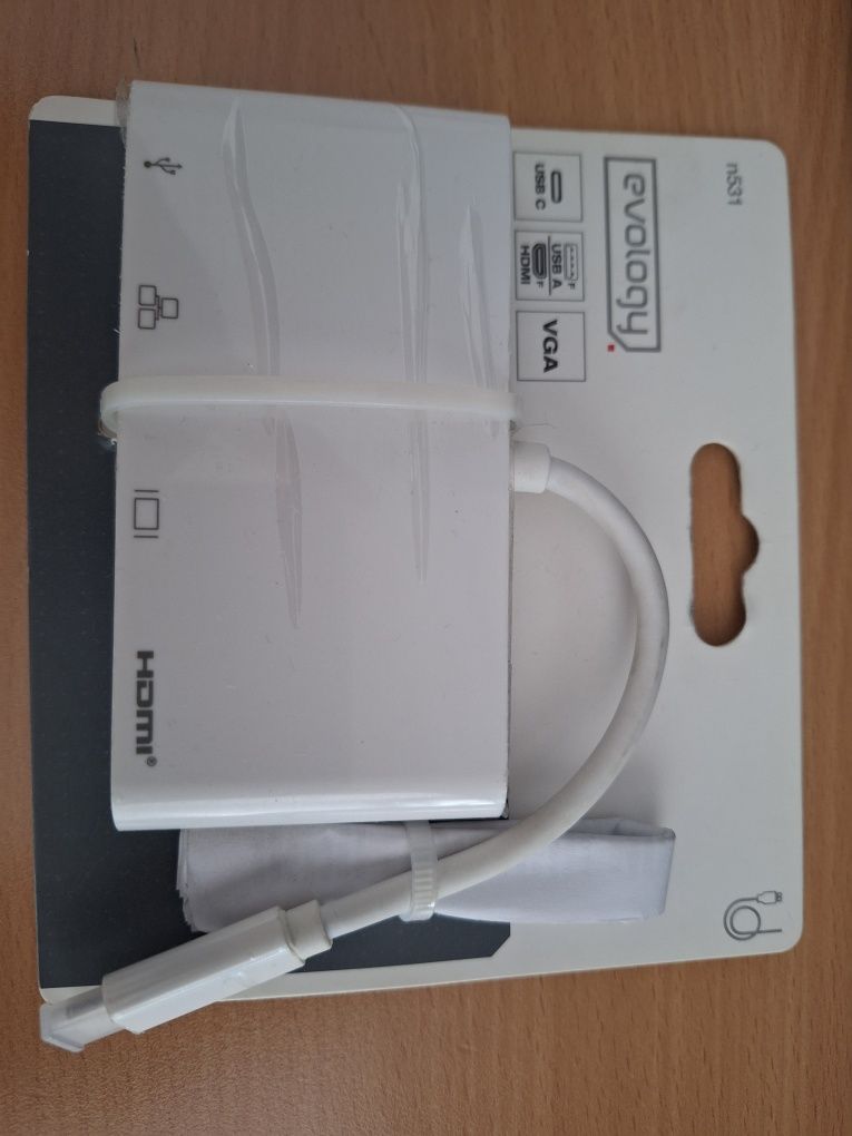 Hub USB C conexiuni HDMI, VGA, RJ45 si USB A nou