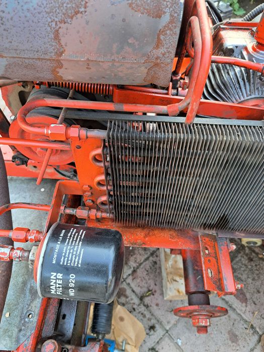 Tractor  pentru tuns iarba / gazon .