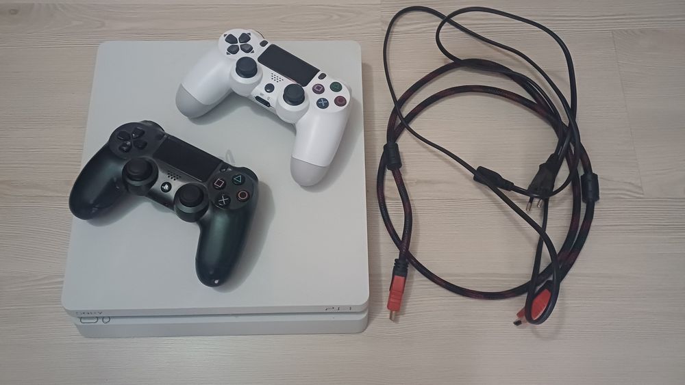 Vând PlayStation 4 Slim 500GB +2 Controllere