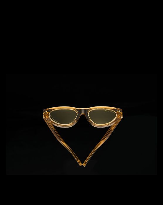 Слънчеви очила с златно покритие.

Часовници

Мода

Монети и марки

Ко