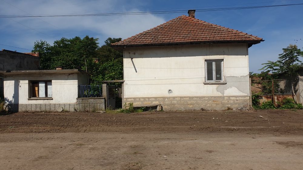 Продавам къща с двор