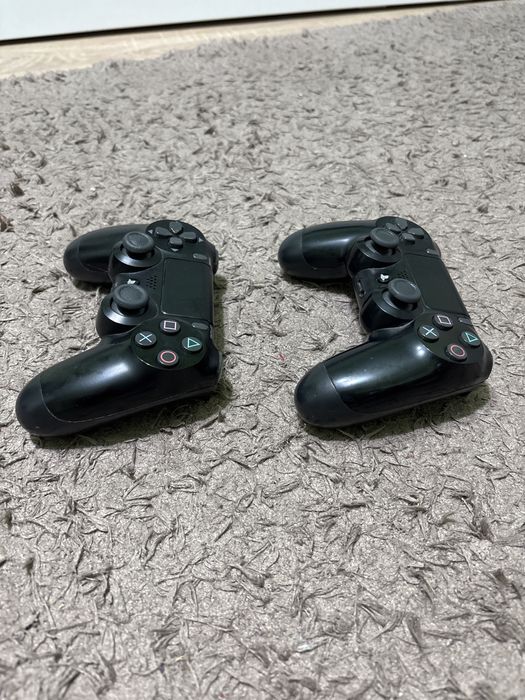 Vand playstation 4 si 2 controlare