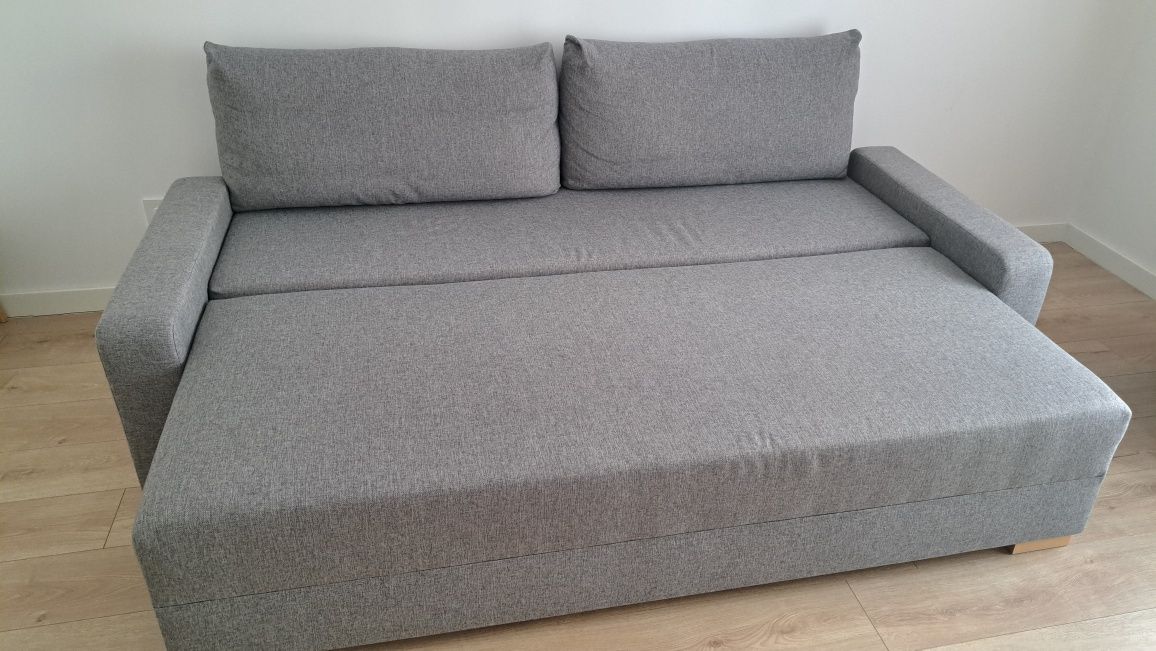 Canapea Ikea extensibila și cu spații de depozitare