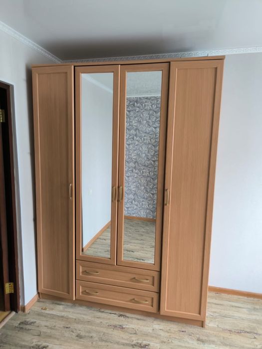 Продам четырехдверный шкаф