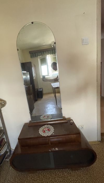 Mobila veche din lemn, necesita reconditionare