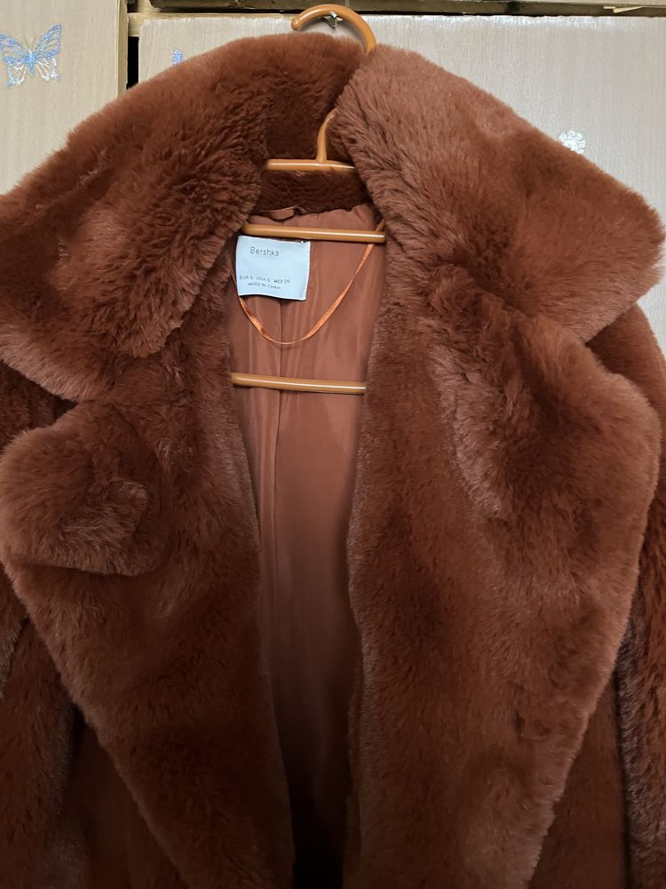 Яке с пух bershka