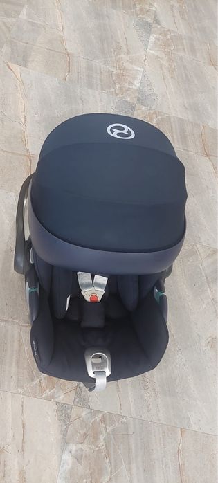 Scoica  cloud z2 cybex! Are doar o zgarietura, arata foarte bine!