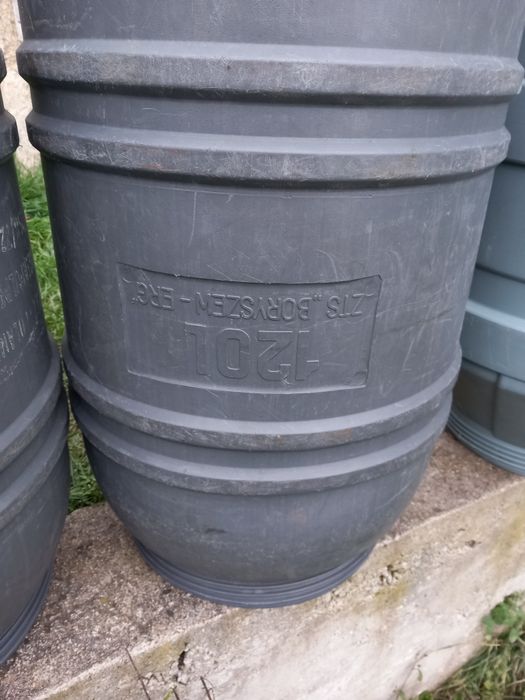 Продавам бидони 7 бр.