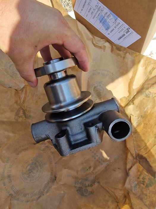 Pompa apa tractor ford dexta și super dexta preț 500 lei este original