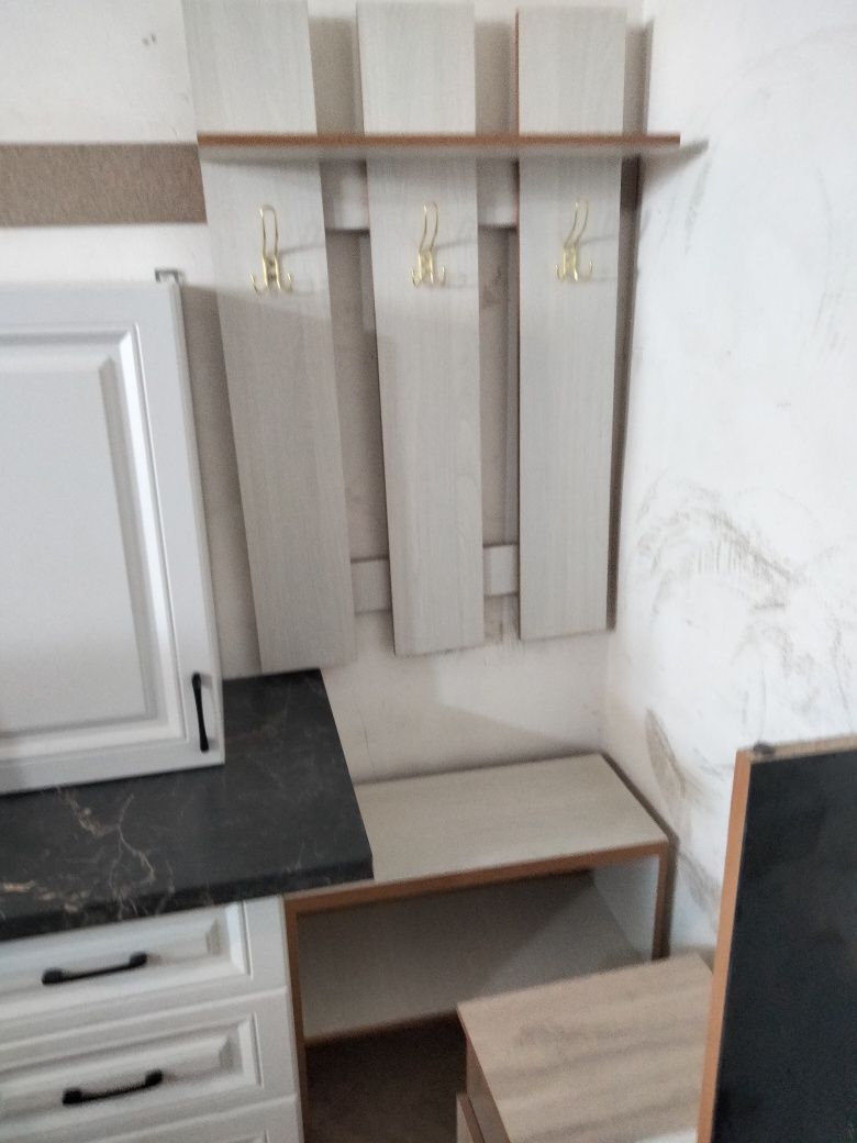 Продам вешалки для прихожей