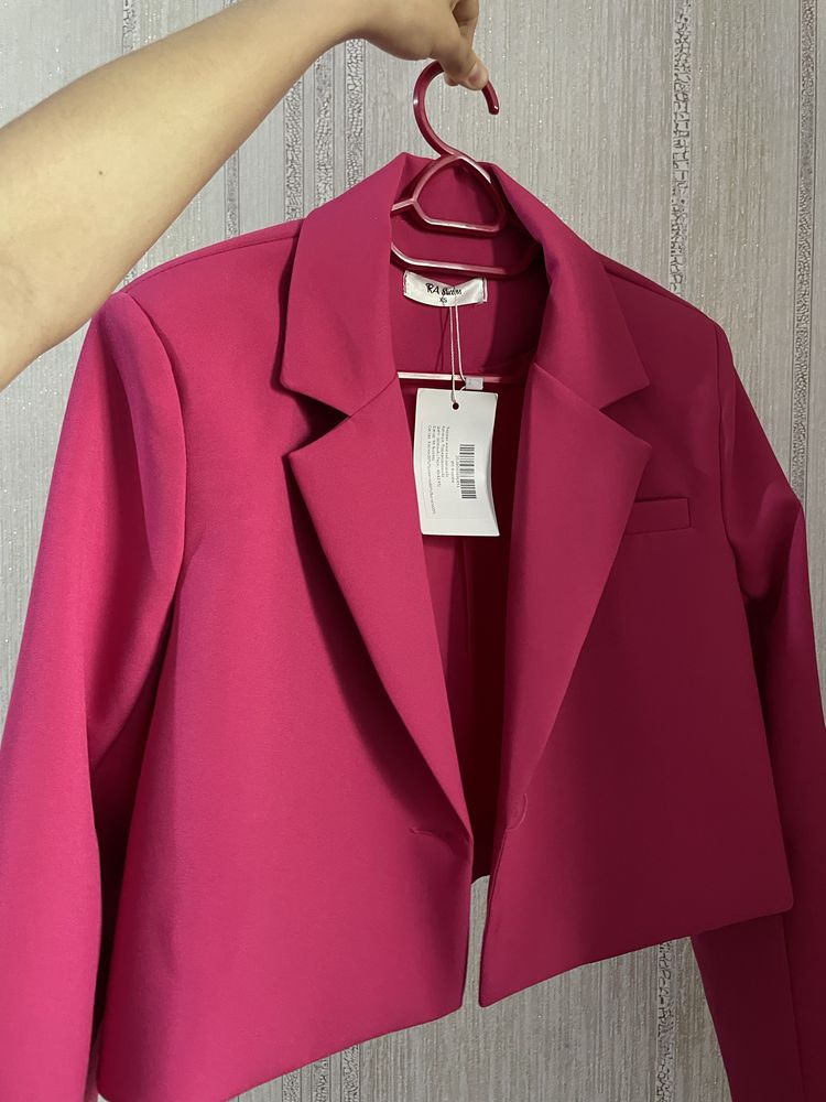 Пиджак розовый укороченный