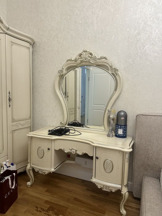 Шкаф, зеркало столик