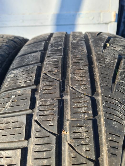 4 бр. зимни гуми 235/50/19 Pirelli MO 2x5 mm 2x 4,5 mm DOT 3612