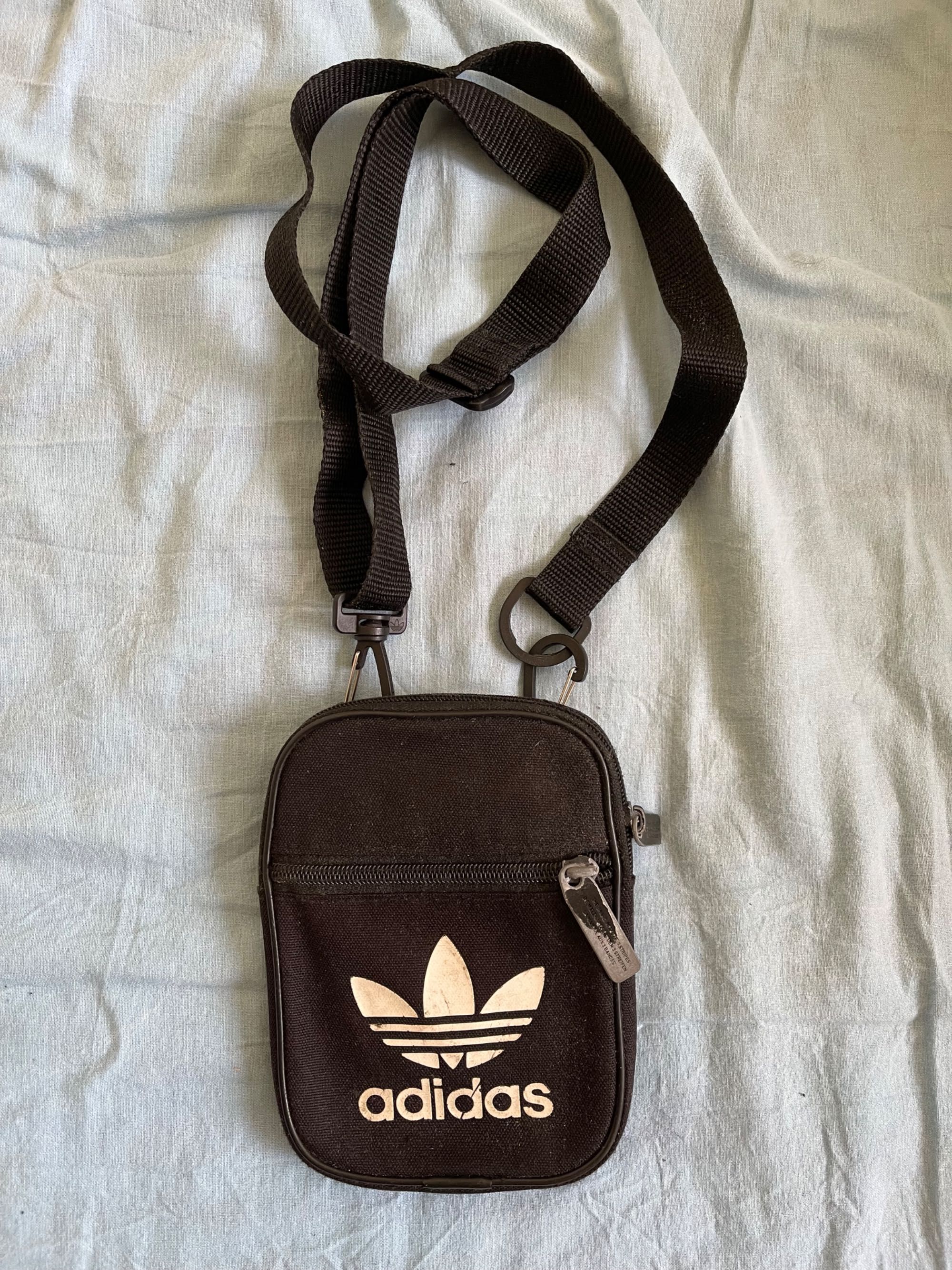 Adidas чантичка оригинална
