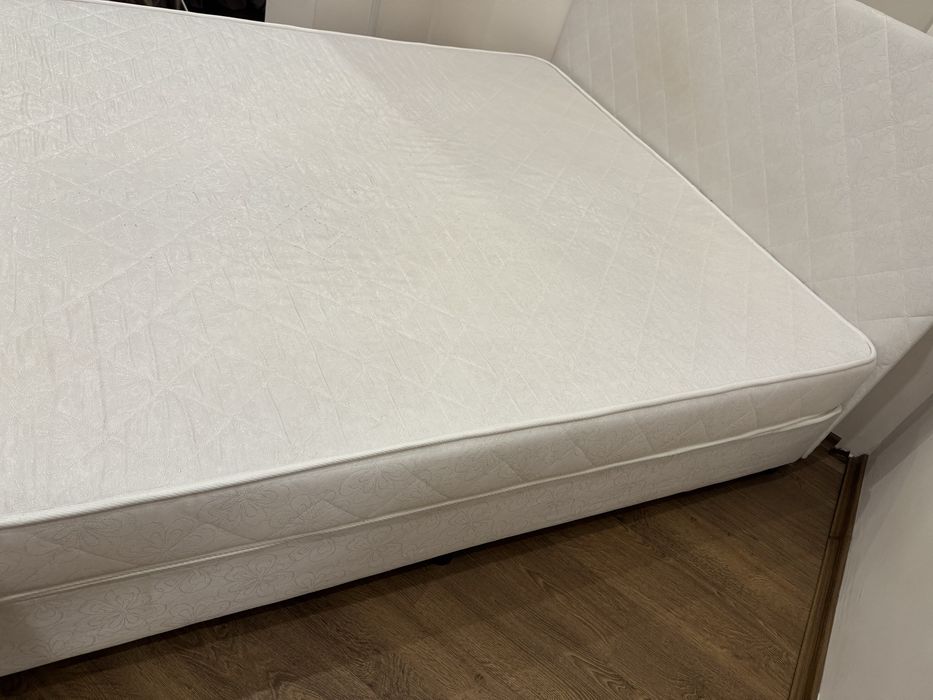 Спалня с двулицев матрак.