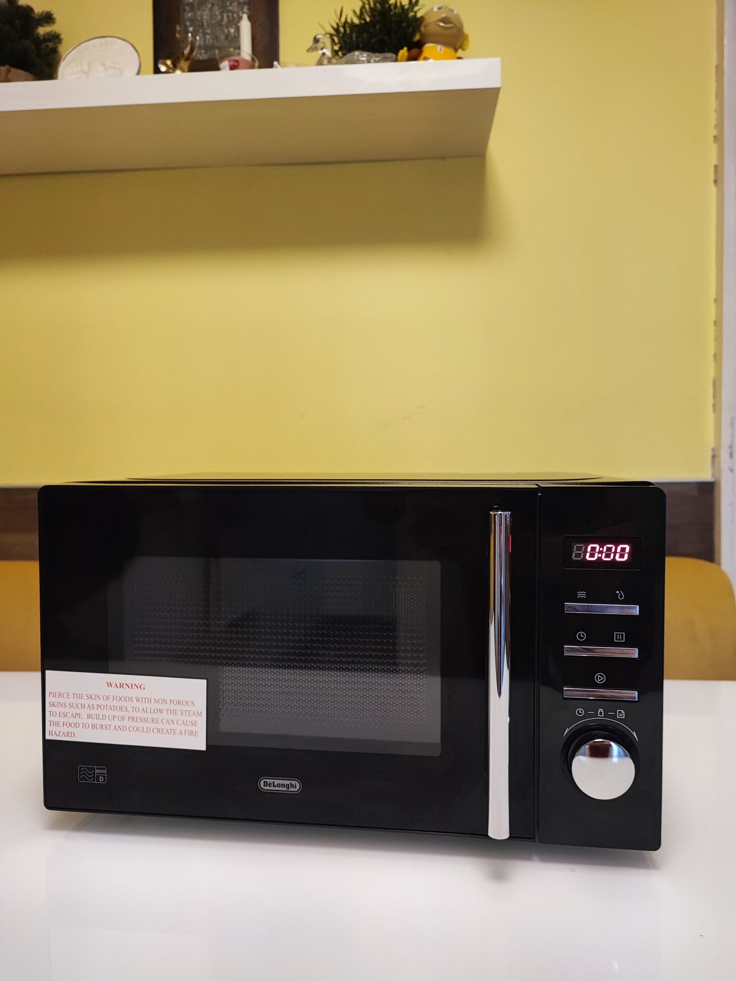Микровълнова DeLonghi 20L нова