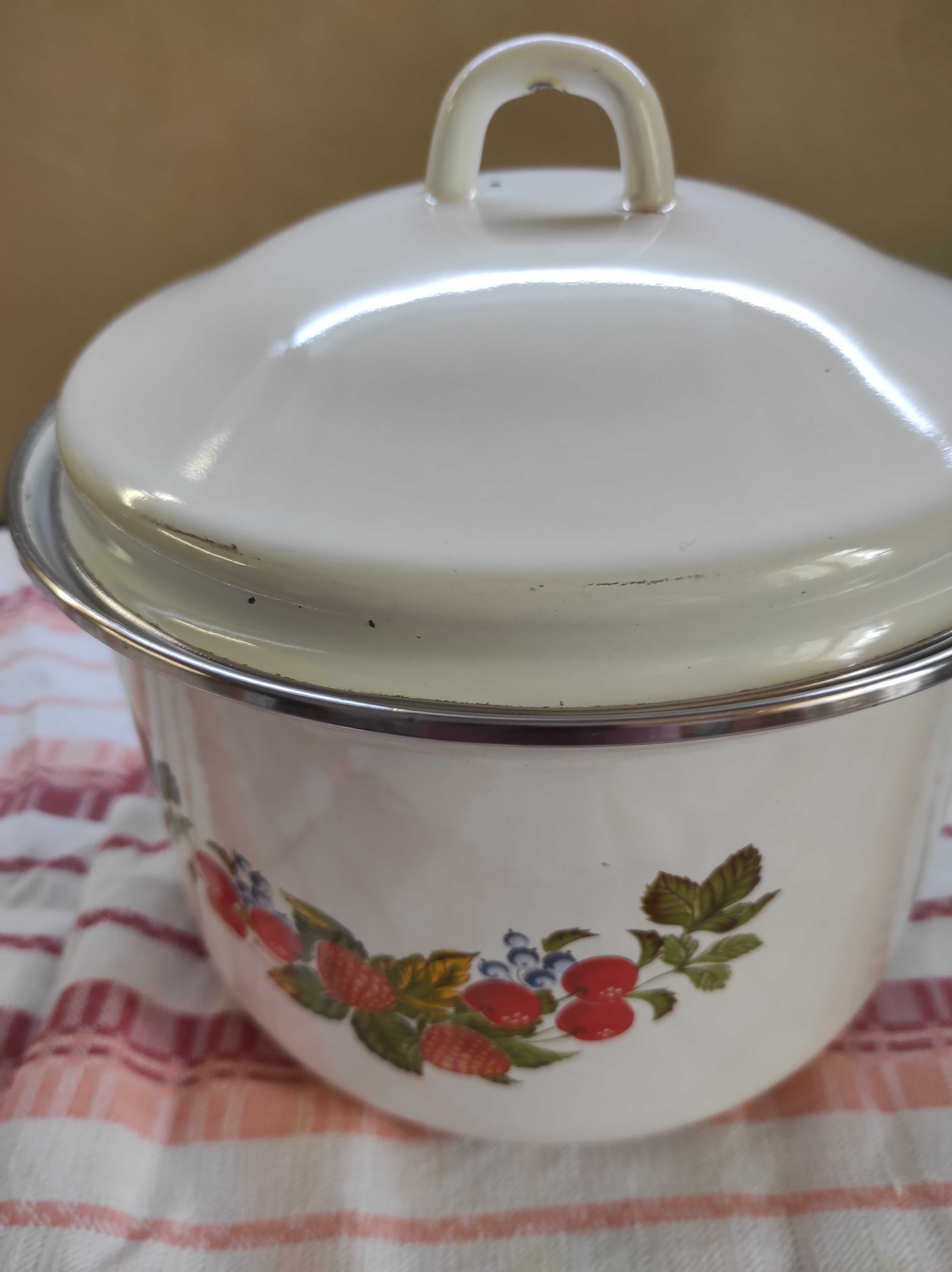Продам кастрюлю эмалированную 4,5 литра .
