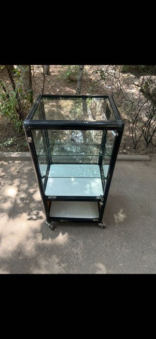 Продам под посуду смартфоны витрину