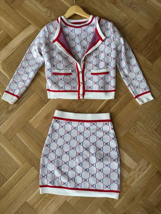 Комплект / костюм: пола, тениска и жилетка