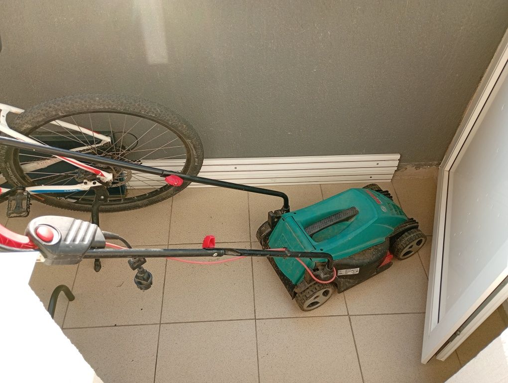 Mașină de tuns iarba Bosch ARM 32 (fără curea și recipient colector)