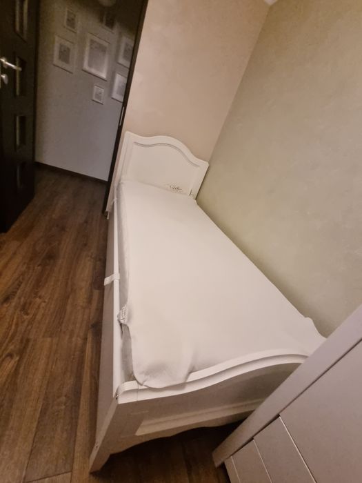 Vând Pat solid cu somieră,dimensiune 200/90 cm