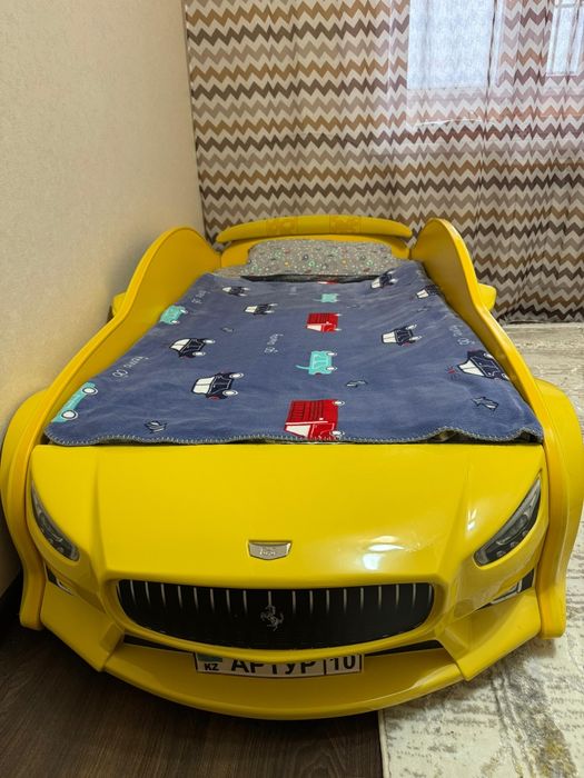 Кровать детская машинка