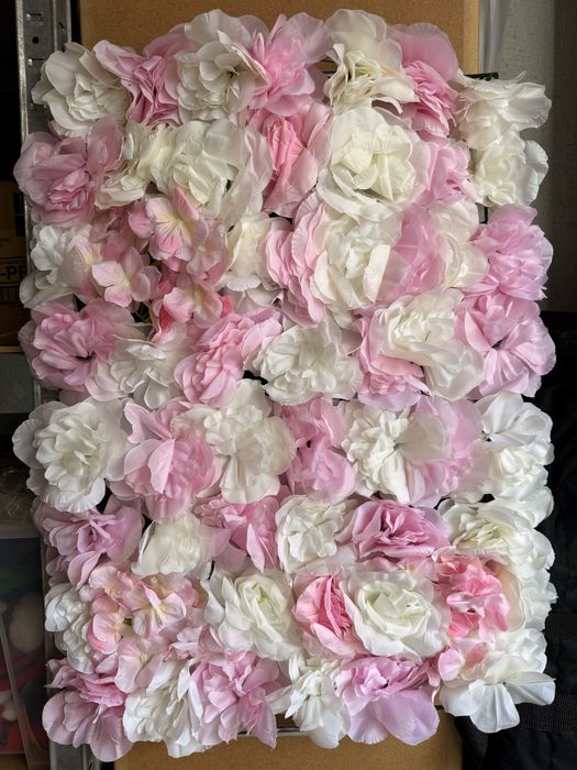 Цветна стена от декоративни пана с изкуствени цветя