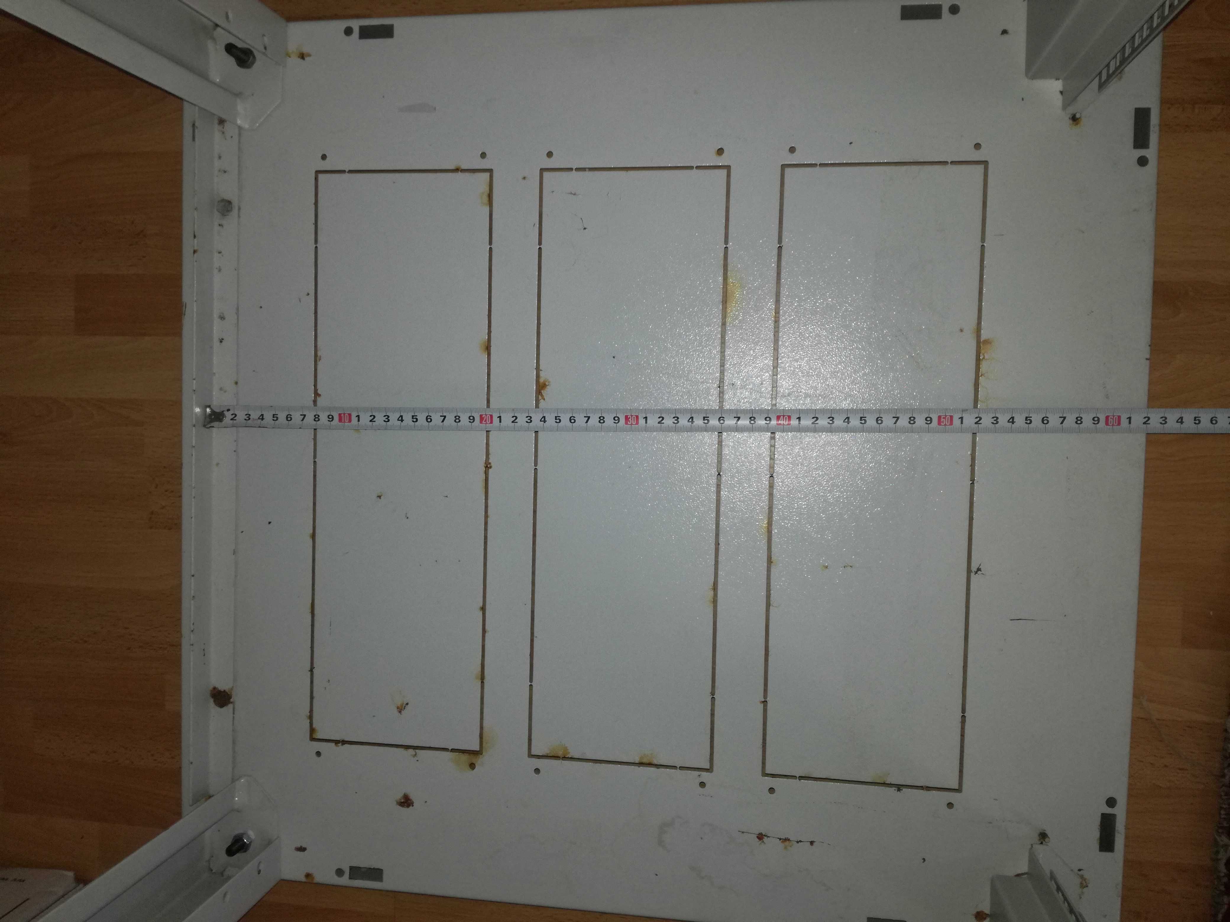 Продавам комуникационен шкаф 19" за 22U