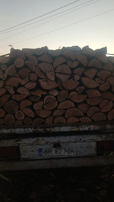 Vând lemne de foc uscate vrac si la palet