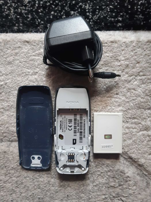 Телефон NOKIA 3310 с оригиналното си зарядно у-во