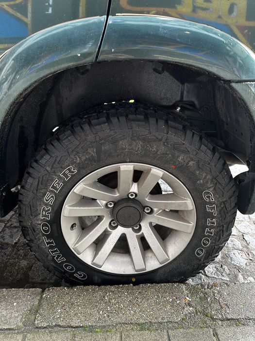 Продават се гумите 235/70/16