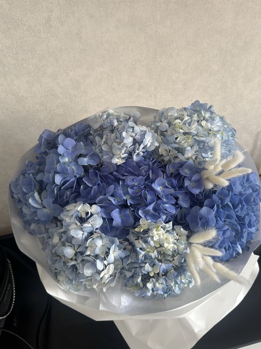 Свежий объемный букет из гортензий