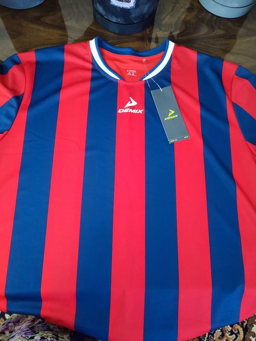 Футболка от DEMiX новая  подайдет на спорт