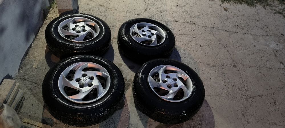 Шины все сезонные с дисками почти новые с колпакми.