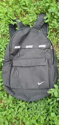 Спортивный рюкзак от Nike