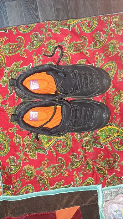 Продам кроссовки зимние HUMTTO. И куртку двухстороннюю NIKE