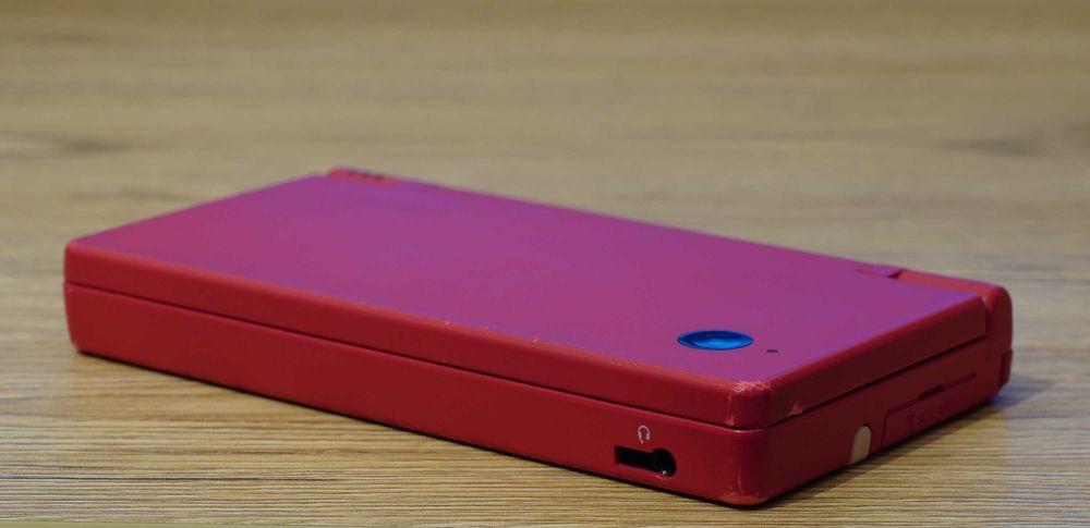 Consola portabila Nintendo DSi roz + accesorii