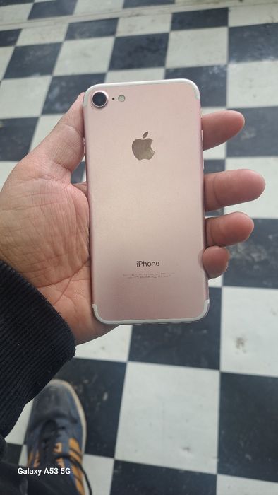Iphone 7  sotiladi .