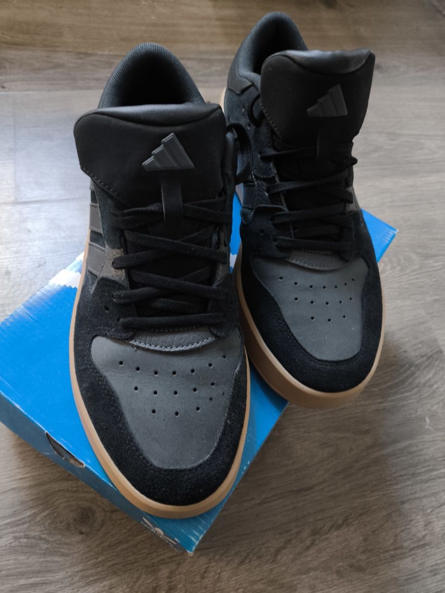 Продавам чисто нови кецове adidas , размер 45 1/3