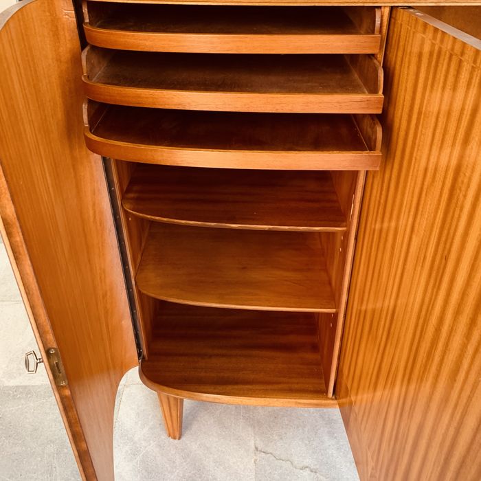 Ретро шкаф с елегантна фурнирована повърхност