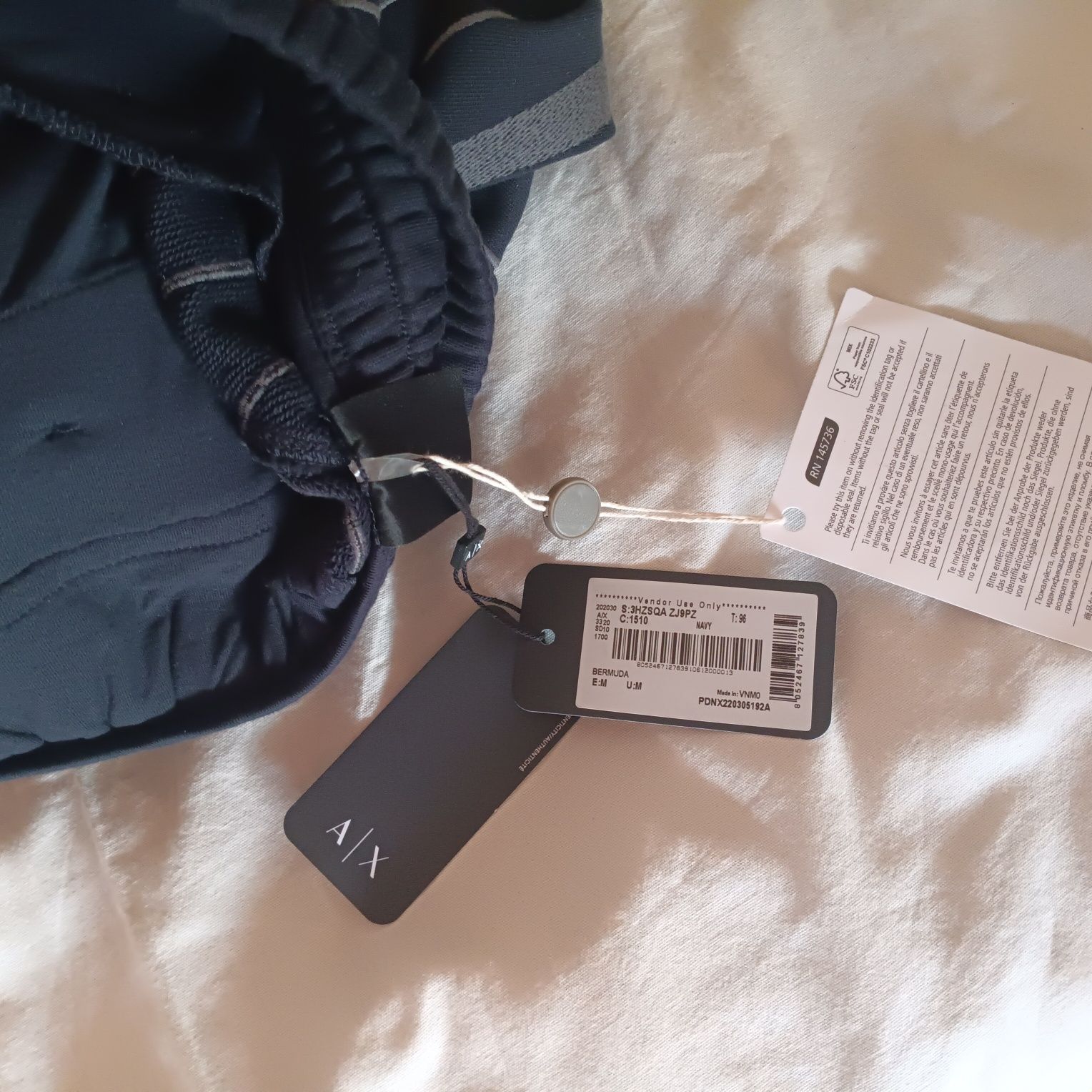 Овърсайз къс панталон Armani Exchange.